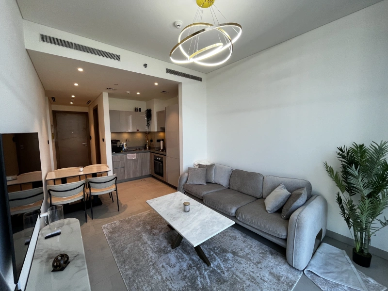 Elegantes Apartment mit traumhaftem Blick in Sobha Hartland Waves - Downtown und Gemeinschaftsblick.