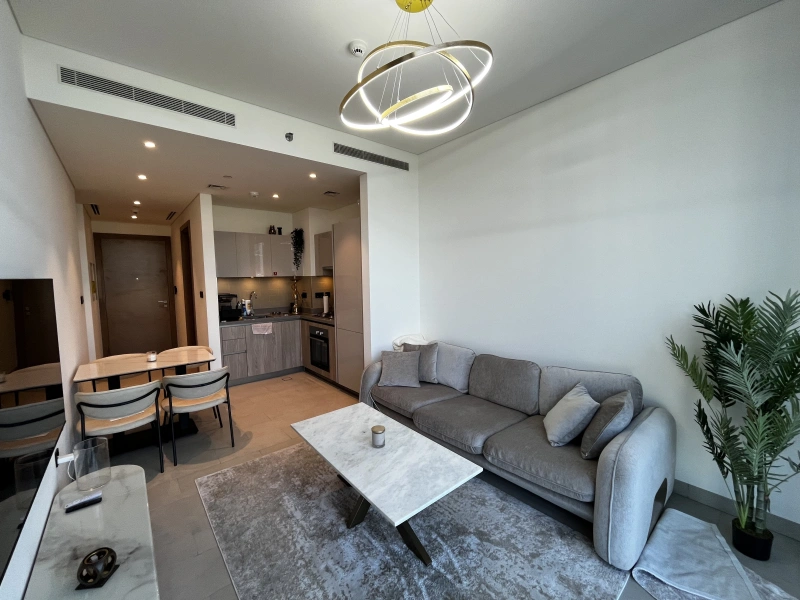 Elegantes Apartment mit traumhaftem Blick in Sobha Hartland Waves - Downtown und Gemeinschaftsblick.