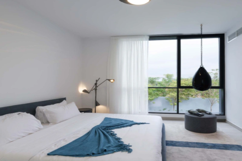 Elegante casa a schiera con quattro camere da letto dal design moderno