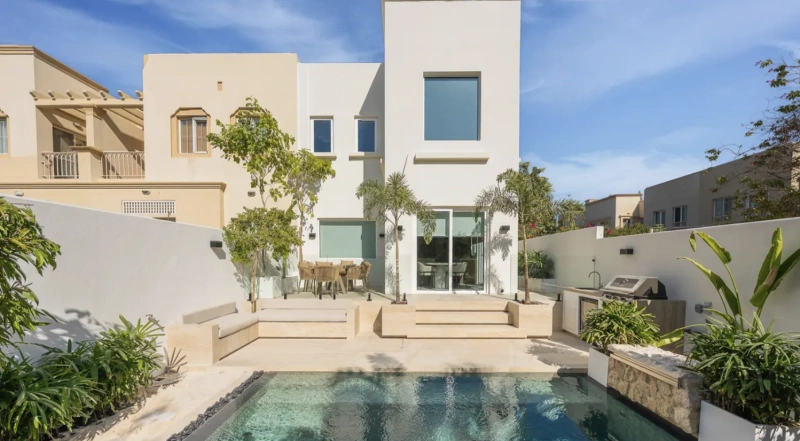 Luxuriöse Villa mit 3 Schlafzimmern, Pool und Sandgarten in exklusiver Lage!