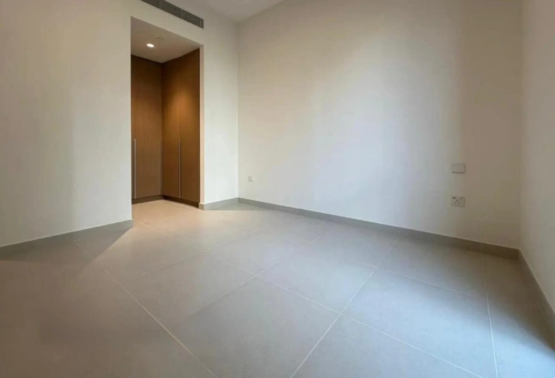 Modernes Apartment mit einem Schlafzimmer, elegantem Design und stilvollen Annehmlichkeiten