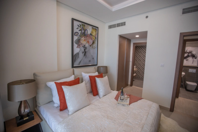 Modernes Studio mit Pool und Panoramablick