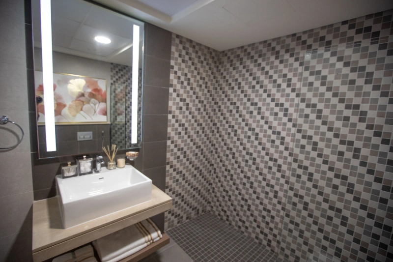 Modernes Studio mit Pool und Panoramablick