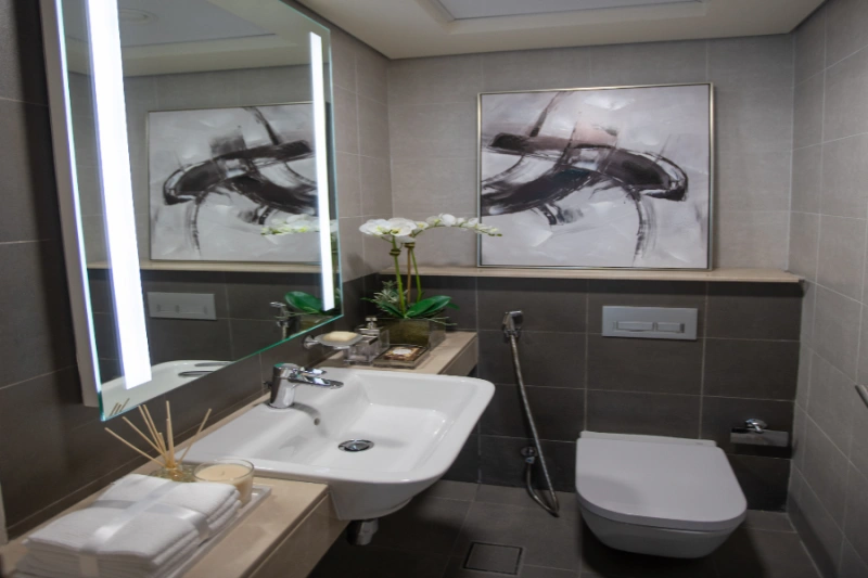 Modernes Studio mit Pool und Panoramablick