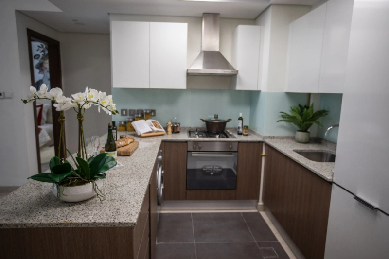 Modernes Studio mit Pool und Panoramablick