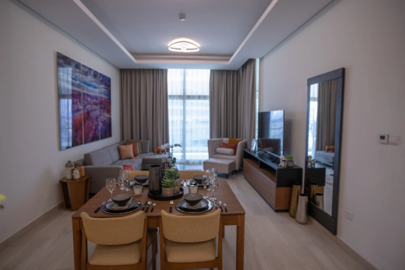 Modernes Studio mit Pool und Panoramablick