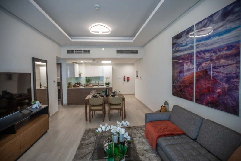 Modernes Studio mit Pool und Panoramablick