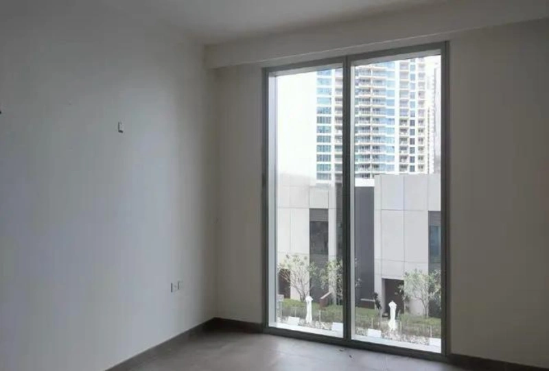 Zeitgenössisches Ein-Zimmer-Apartment mit modernem Design