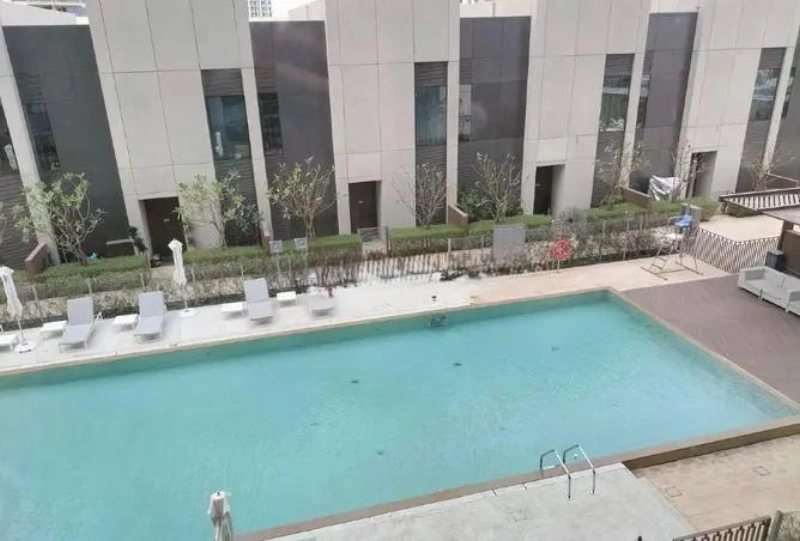 Zeitgenössisches Ein-Zimmer-Apartment mit modernem Design