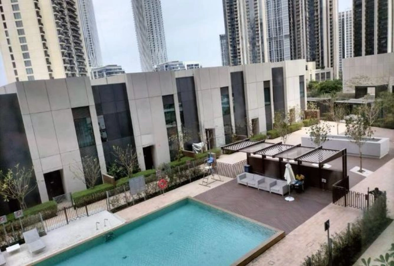 Zeitgenössisches Ein-Zimmer-Apartment mit modernem Design