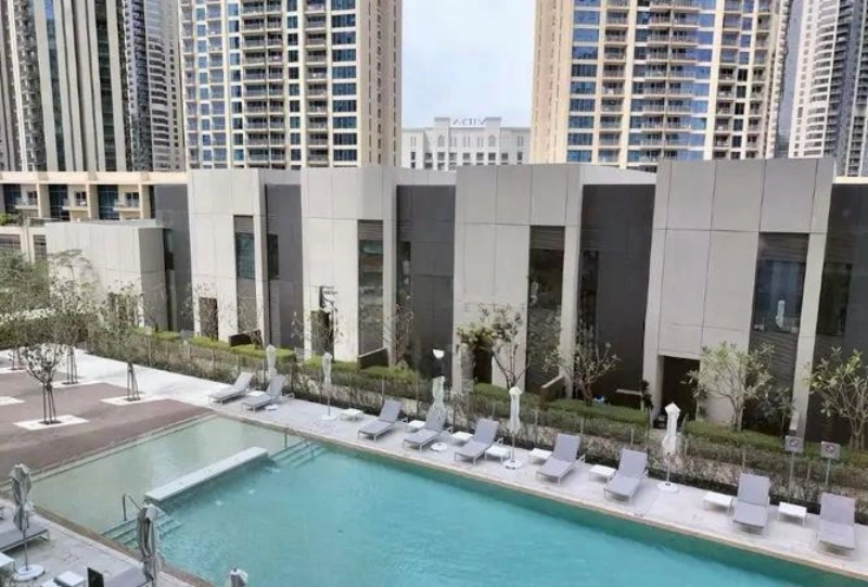 Zeitgenössisches Ein-Zimmer-Apartment mit modernem Design