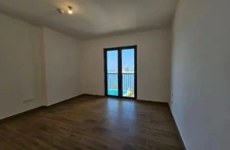 Lussuoso appartamento con 3 camere da letto e vista sul porto turistico e sul mare aperto