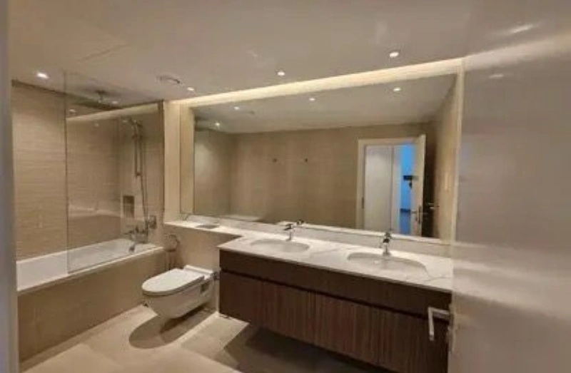 Lussuoso appartamento con 3 camere da letto e vista sul porto turistico e sul mare aperto