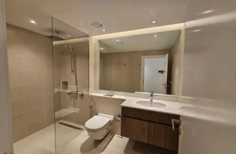 Lussuoso appartamento con 3 camere da letto e vista sul porto turistico e sul mare aperto