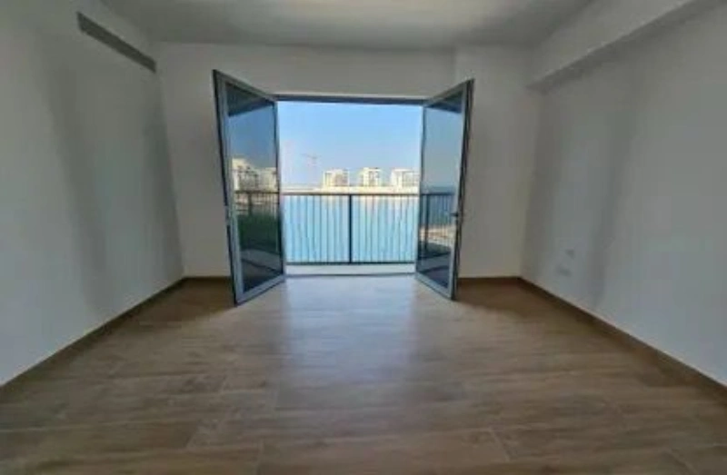 Lussuoso appartamento con 3 camere da letto e vista sul porto turistico e sul mare aperto