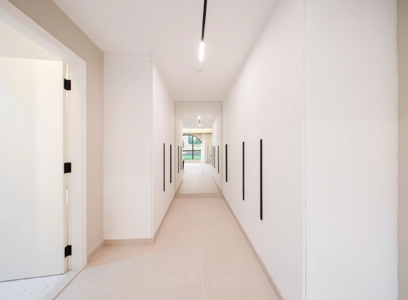 Vollständig möbliertes Luxus-Apartment mit 4 Schlafzimmern und Arbeitszimmer