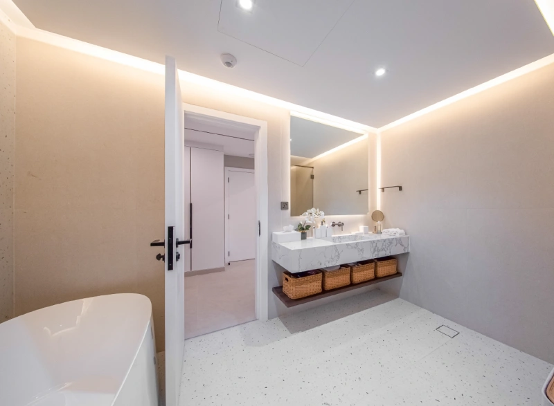 Vollständig möbliertes Luxus-Apartment mit 4 Schlafzimmern und Arbeitszimmer