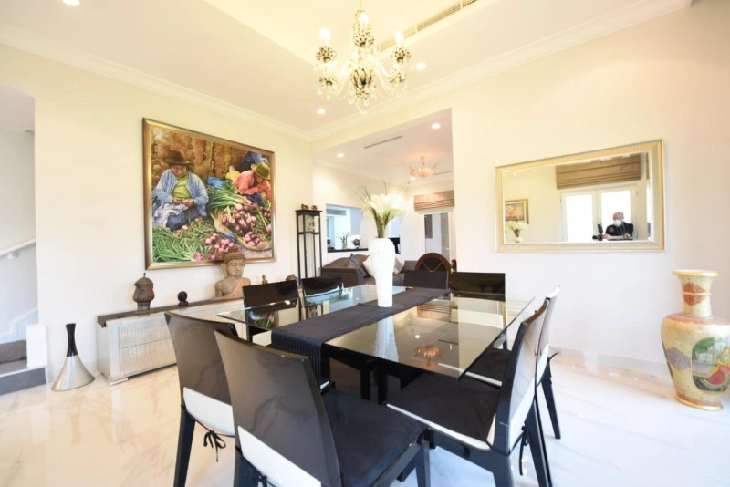 Luxuriöse Villa auf Palm Jumeirah mit exklusivem Zugang zu 2 Privatstränden.