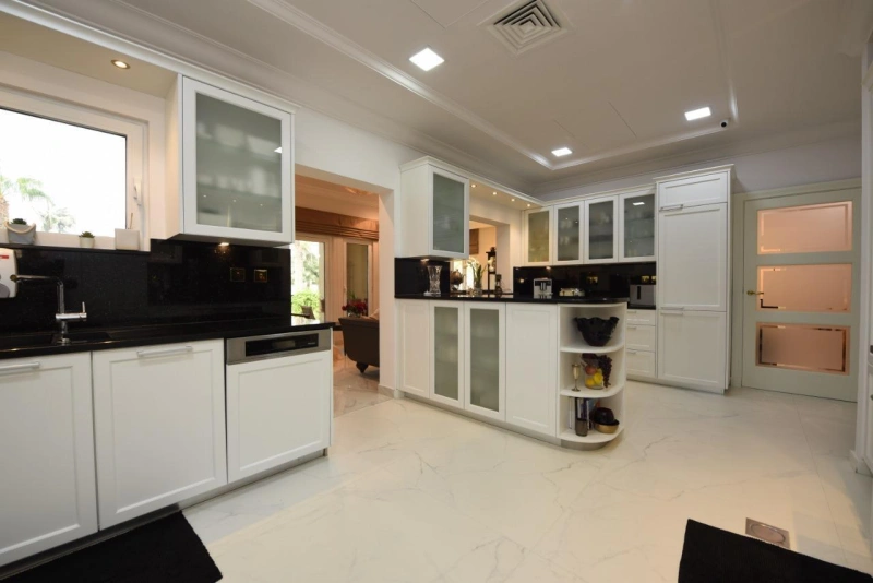 Luxuriöse Villa auf Palm Jumeirah mit exklusivem Zugang zu 2 Privatstränden.