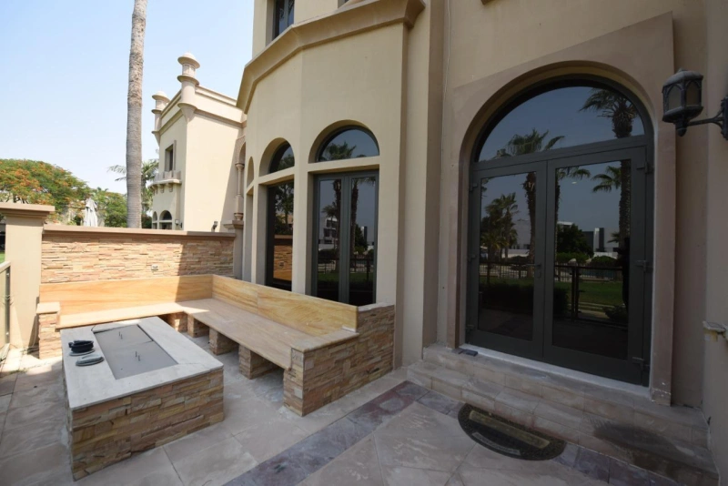 Luxuriöse Villa auf Palm Jumeirah mit exklusivem Zugang zu 2 Privatstränden.
