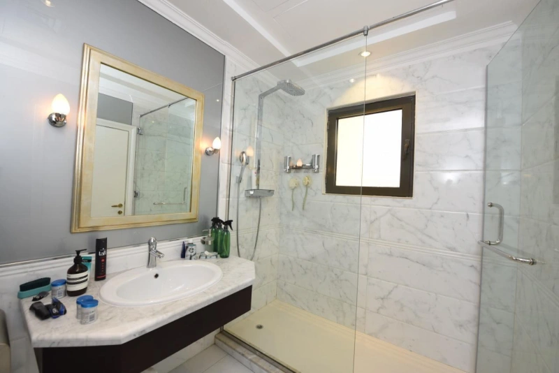 Luxuriöse Villa auf Palm Jumeirah mit exklusivem Zugang zu 2 Privatstränden.