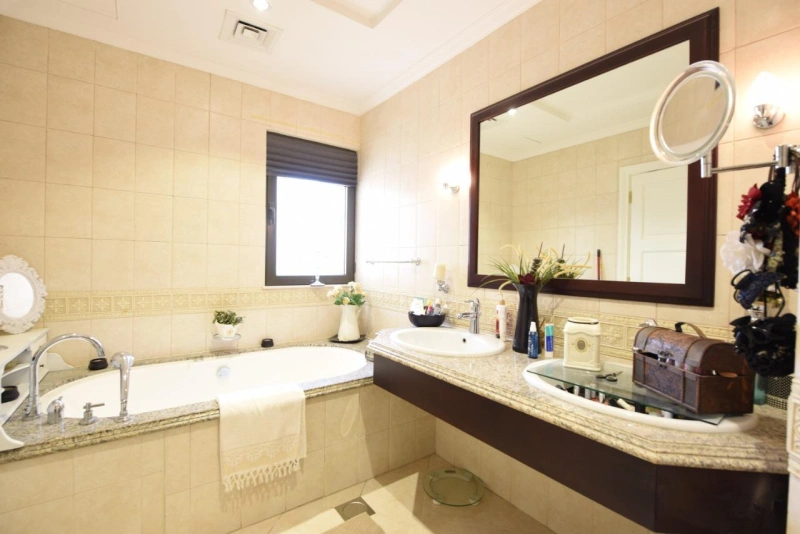 Luxuriöse Villa auf Palm Jumeirah mit exklusivem Zugang zu 2 Privatstränden.