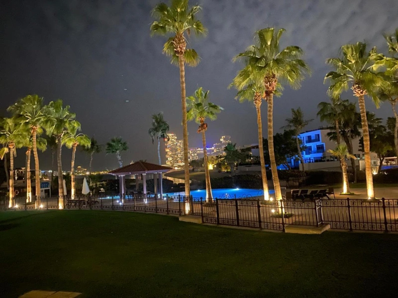 Luxuriöse Villa auf Palm Jumeirah mit exklusivem Zugang zu 2 Privatstränden.