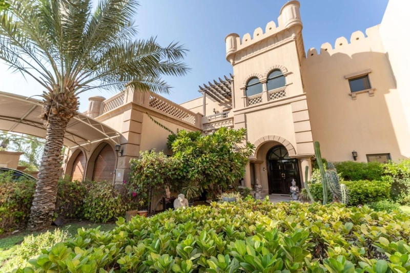 Luxuriöse Villa mit Zugang zu 2 Privatstränden / direkt auf der Palm Jumeirah gelegen.
