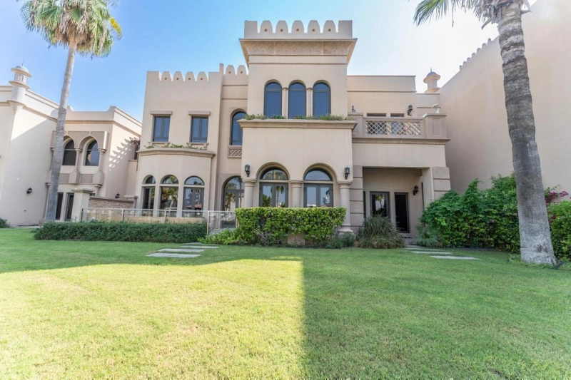 Luxuriöse Villa mit Zugang zu 2 Privatstränden / direkt auf der Palm Jumeirah gelegen.