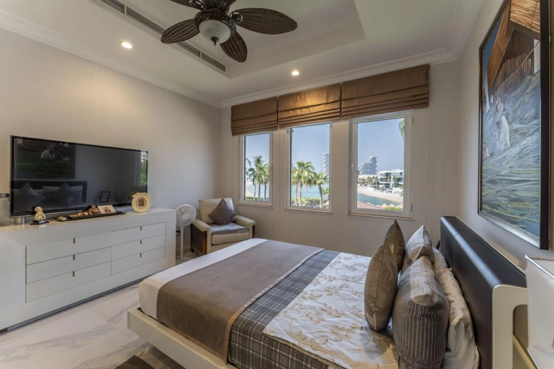 Luxuriöse Villa mit Zugang zu 2 Privatstränden / direkt auf der Palm Jumeirah gelegen.