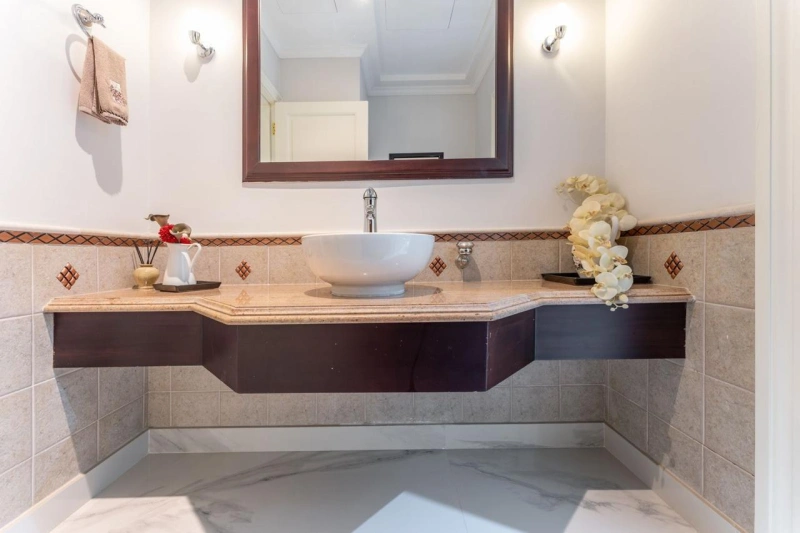 Luxuriöse Villa mit Zugang zu 2 Privatstränden / direkt auf der Palm Jumeirah gelegen.