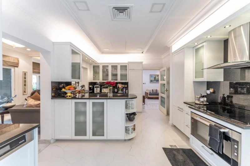 Luxuriöse Villa mit Zugang zu 2 Privatstränden / direkt auf der Palm Jumeirah gelegen.