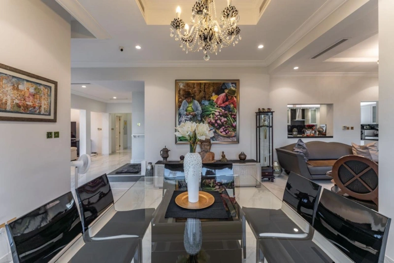 Luxuriöse Villa mit Zugang zu 2 Privatstränden / direkt auf der Palm Jumeirah gelegen.