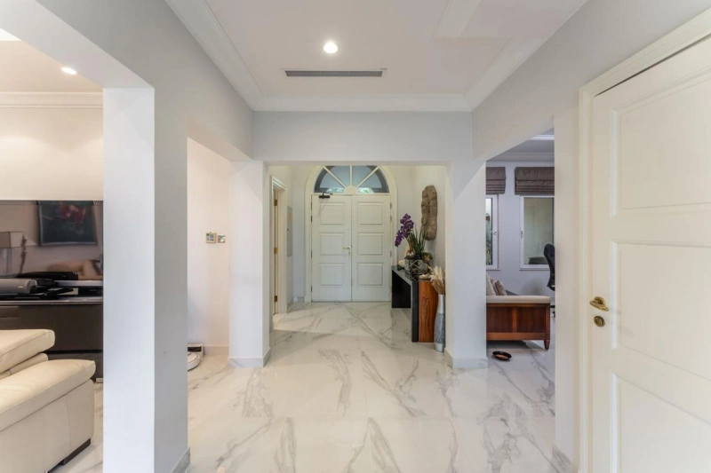 Luxuriöse Villa mit Zugang zu 2 Privatstränden / direkt auf der Palm Jumeirah gelegen.