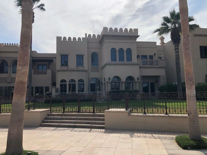 Luxuriöse Villa mit Zugang zu 2 Privatstränden / direkt auf der Palm Jumeirah gelegen.
