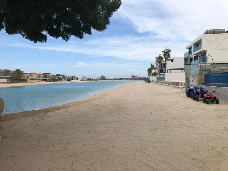 Luxuriöse Villa mit Zugang zu 2 Privatstränden / direkt auf der Palm Jumeirah gelegen.