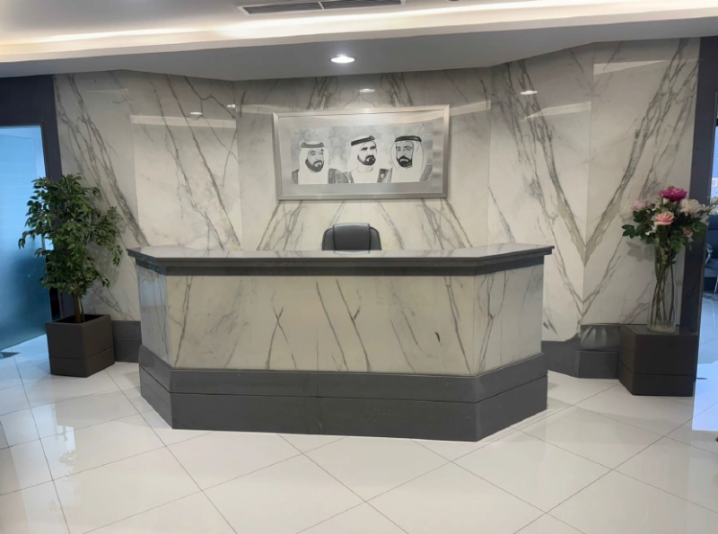 Grand bureau vacant à vendre