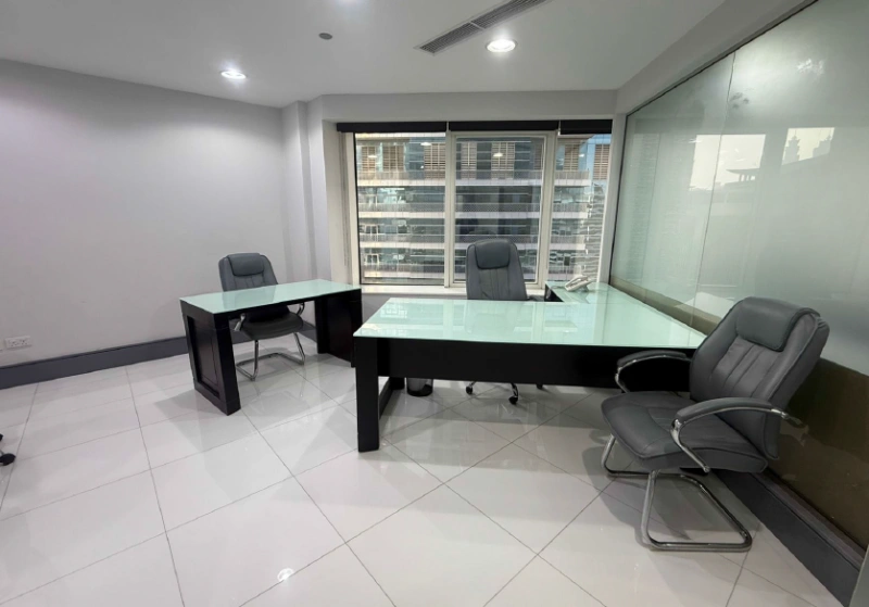 Grand bureau vacant à vendre