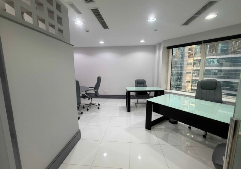 Grand bureau vacant à vendre