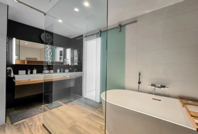 Luxuriöses 3-Zimmer-Apartment mit Dienstbotenzimmer. Vollständig modernisiert!