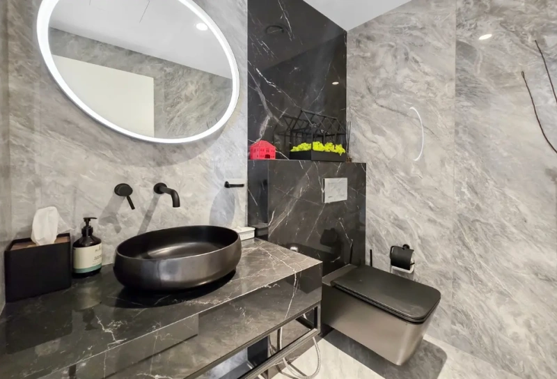 Luxuriöses 3-Zimmer-Apartment mit Dienstbotenzimmer. Vollständig modernisiert!