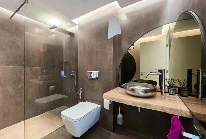 Luxuriöses 3-Zimmer-Apartment mit Dienstbotenzimmer. Vollständig modernisiert!