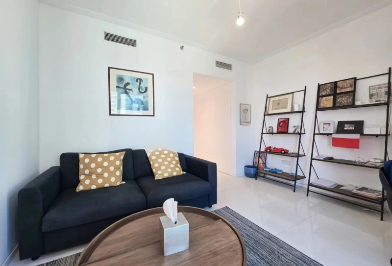 Luxuriöses 3-Zimmer-Apartment mit Dienstbotenzimmer. Vollständig modernisiert!