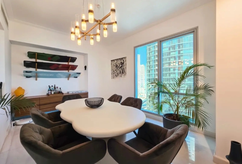 Luxuriöses 3-Zimmer-Apartment mit Dienstbotenzimmer. Vollständig modernisiert!