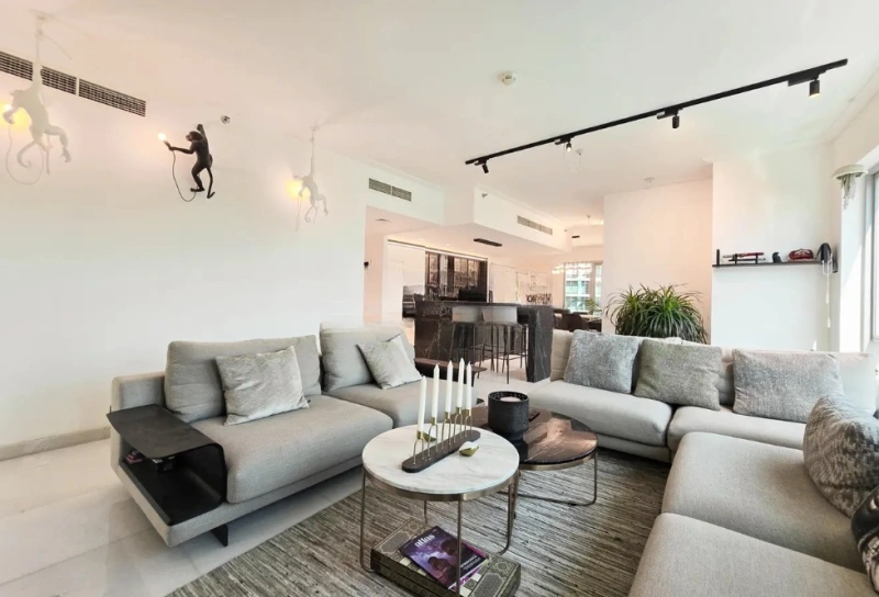 Luxuriöses 3-Zimmer-Apartment mit Dienstbotenzimmer. Vollständig modernisiert!