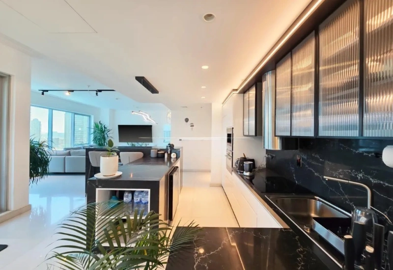 Luxuriöses 3-Zimmer-Apartment mit Dienstbotenzimmer. Vollständig modernisiert!