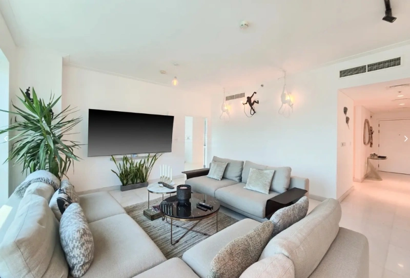 Luxuriöses 3-Zimmer-Apartment mit Dienstbotenzimmer. Vollständig modernisiert!