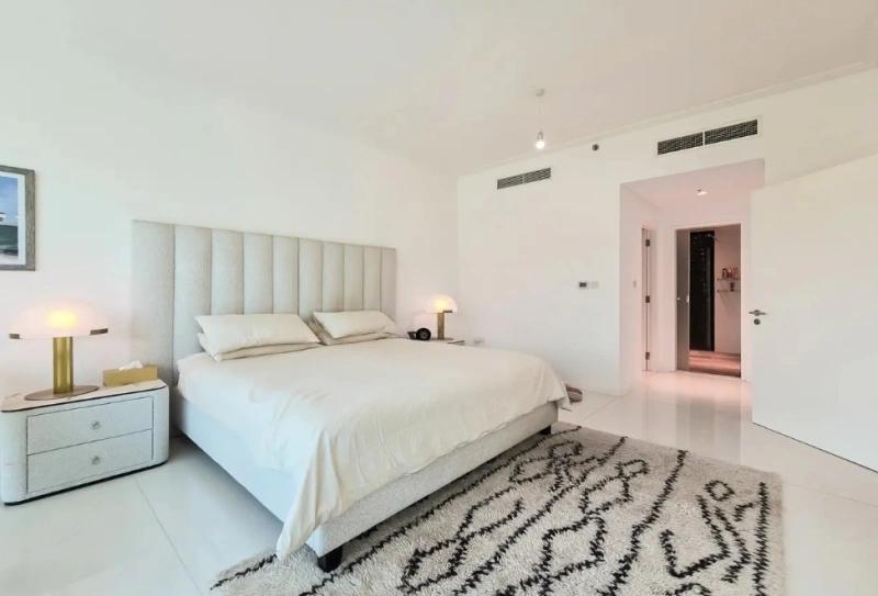 Luxuriöses 3-Zimmer-Apartment mit Dienstbotenzimmer. Vollständig modernisiert!