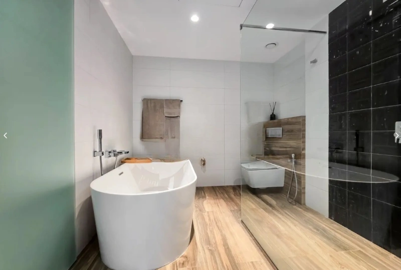 Luxuriöses 3-Zimmer-Apartment mit Dienstbotenzimmer. Vollständig modernisiert!