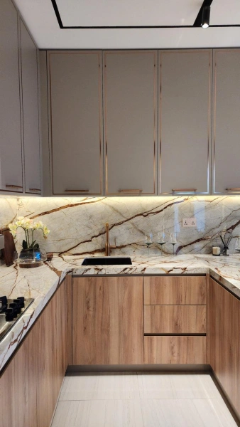 Luxuriöses Penthouse mit 4 Schlafzimmern, privatem Balkon und Jacuzzi.